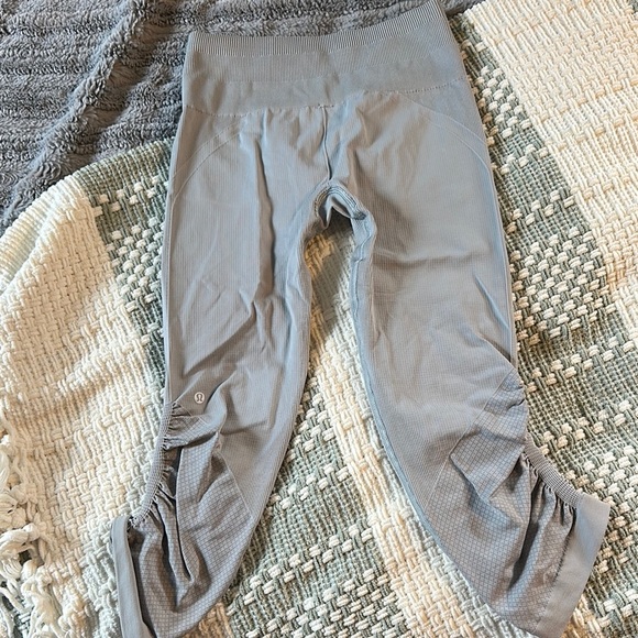 Gray Lululemon cropped leggings - Picture 4 of 5
